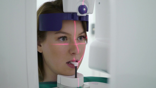 在医院的医疗柜中使用X射线机扫描仪的女病人医生在诊所视频