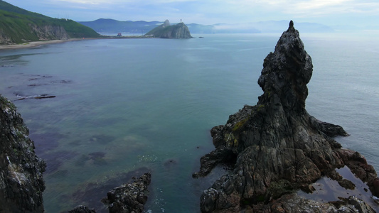 从上面查看大kekura两兄弟在海中央以青山为背景视频