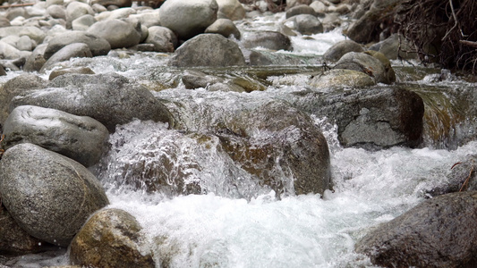 山河流圆圆石石岩视频