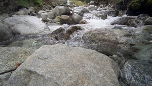 山河溪流与圆圆石岩慢动30秒视频
