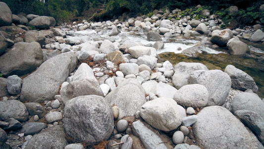 山河溪流与圆圆石岩慢动视频