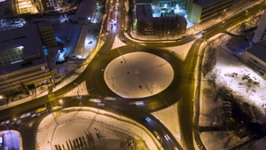 城市和汽车的交通循环明亮在冬季晚上圆十字路口空中垂直9秒视频