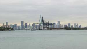 米阿米港和市中心的迈阿密在阴云的一天时间流逝10秒视频