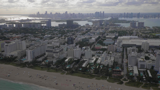 迈阿密海滩海洋和迈阿密市中心城市天际线鸟瞰图美国直升机视频