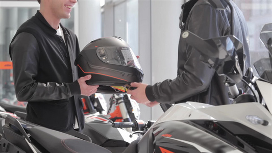 卖方向买方提供摩托车头盔视频