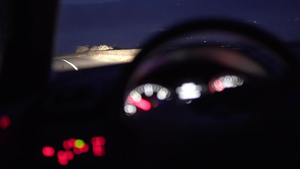 冬季之夜车速快速行驶的车手在方向盘上18秒视频