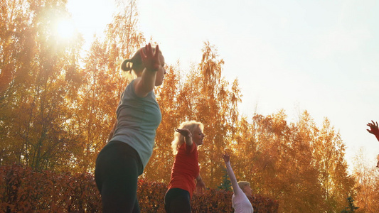 体育女子在秋季公园的户外课上训练舞蹈女舞者团体在城市公园视频
