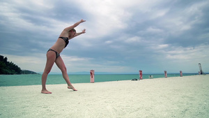 适合女性在岸上做体操运动12秒视频