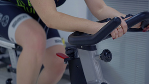 在健身俱乐部的心操体育馆妇女运动自行车锻练培训16秒视频