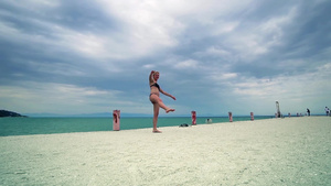 适合女性在海边做体操运动慢动作26秒视频