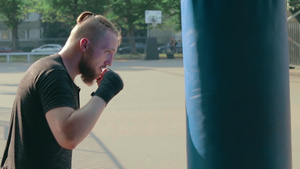 用户外拳击袋练拳击7秒视频