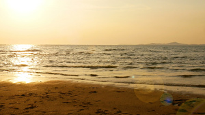 年轻快乐冲浪男子在日落时分在热带海滩上用长冲浪板奔跑6秒视频