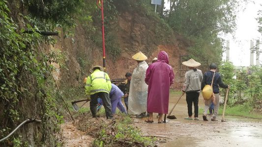 夏季山洪大水冲垮道路村民修路视频