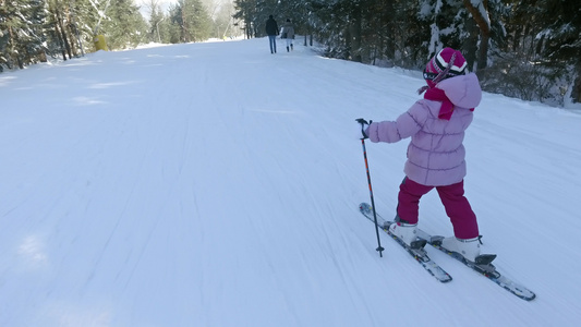 滑坡上甜甜的小型滑雪女孩视频