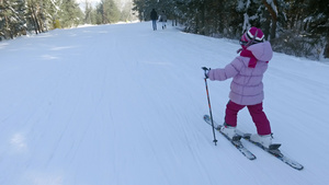 滑坡上小型滑雪女孩17秒视频