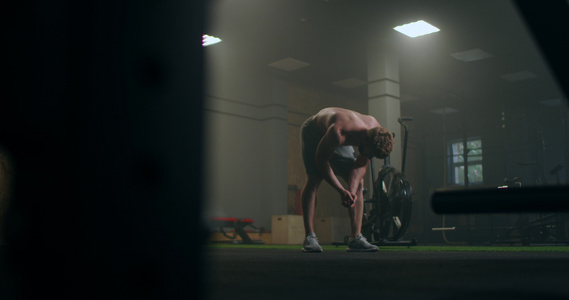 休息时间穿着运动服的年轻健壮男子站在健身房的窗户前视频