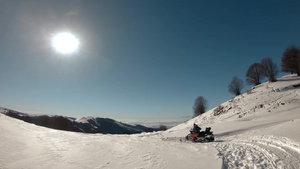 冬季风景中的雪地探险户外旅行11秒视频