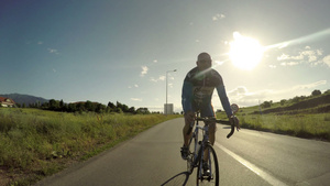 骑自行车者尽最大努力在路边运动中在山上赛跑背景是日落13秒视频
