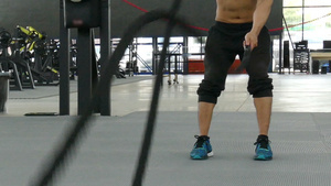 年轻人在健身中心锻炼男运动员在健身房用战绳训练运动型5秒视频