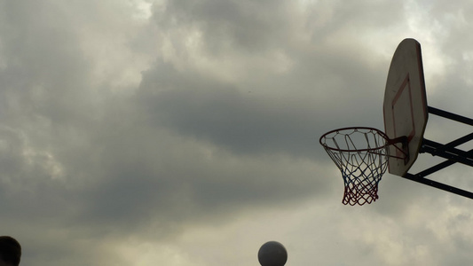 运动员在室外的篮筐中投掷篮球篮球运动员在运动场上扔视频