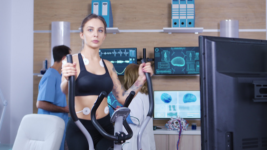 女性运动员用与身体相连的电极跑动视频