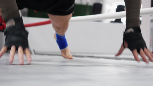 运动员男子训练俯卧撑练习拳头在健身房运动男子在健身视频
