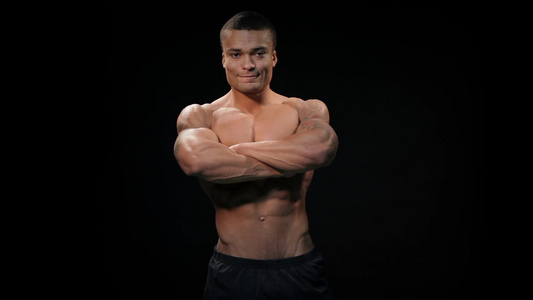 肌肉和健康的年轻健美运动员男性视频
