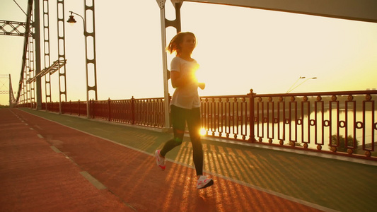 女运动家早上跑步视频