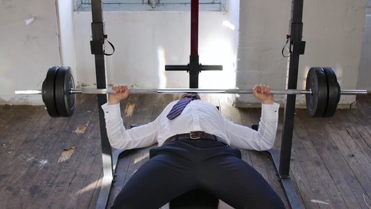 健身房的商人在卧推上锻炼胸部努力工作的经营理念有哑铃视频