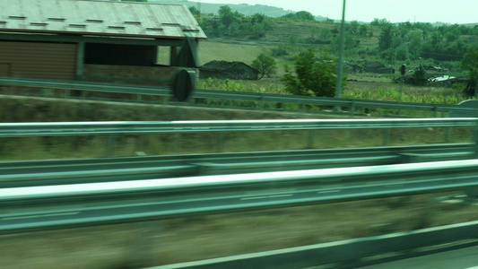 穿越农村地区的一日公路之旅左侧车窗上的自然景观视频