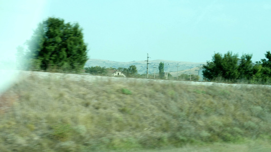 穿越农村地区的一日公路之旅左侧车窗上的自然景观视频