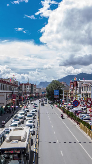 延时西藏拉萨林廓路天桥车流素材蓝天白云12秒视频