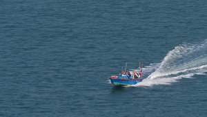在环太岛附近的海湾上的超速的机动艇13秒视频