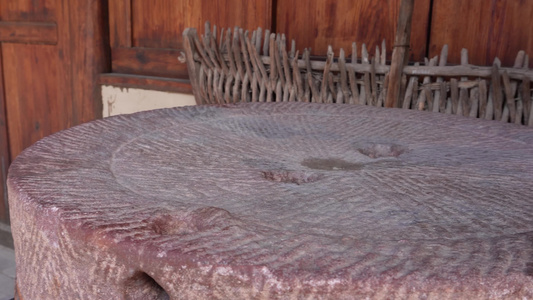 农村石磨磨盘水磨古老撒拉族民族园视频