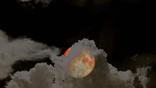 满月的满月在夜空升起乌云飘动视频