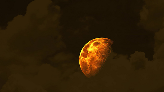 半月血月在夜空升起橙色云朵移动过视频