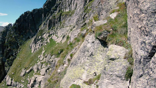 山上危险的岩石上攀爬夏季在山上登山视频