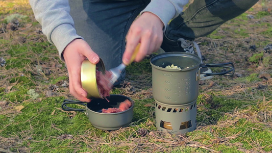 观光客正在森林里用罐头煮饭做意面视频