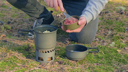 观光客正在森林里用罐头煮饭做意面视频