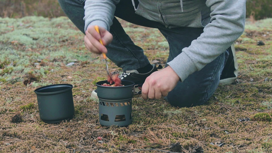 山上徒徒徒在森林里用罐头煮饭做意面视频
