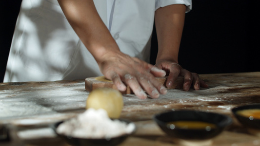 4k实拍传统节日手工磨具制作月饼视频