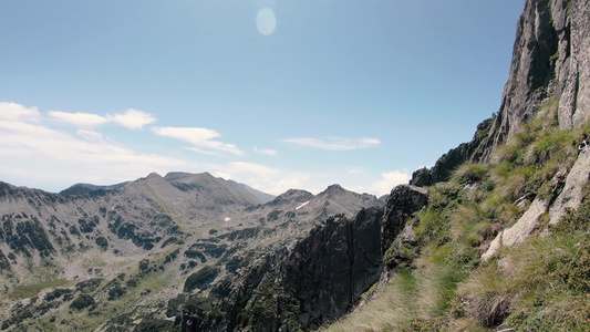 爬上布尔加里亚皮林山峰看到贝兹博格湖视频
