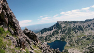 攀爬在岩石危险地形之上的登山者29秒视频