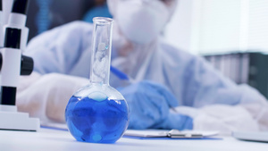 科学家在蓝色液体中添加试剂19秒视频