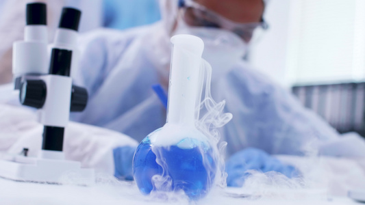 抽吸蓝色液体赢得试剂和科学家通过显微镜观察的手持胶片视频