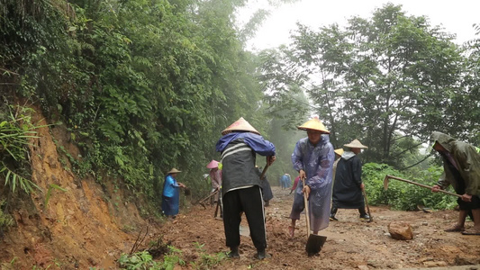 夏季山洪大水冲垮道路村民修路视频