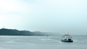 阴雨天轮渡渡海实拍4K50秒视频