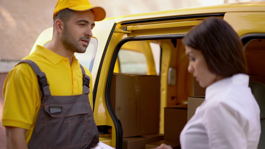 女商人在汽车附近户外检查身穿黄色制服穿着黄色制服的视频