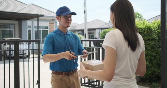 身穿制服的男性将纸板盒包交给家门前接收客户客户当危机视频