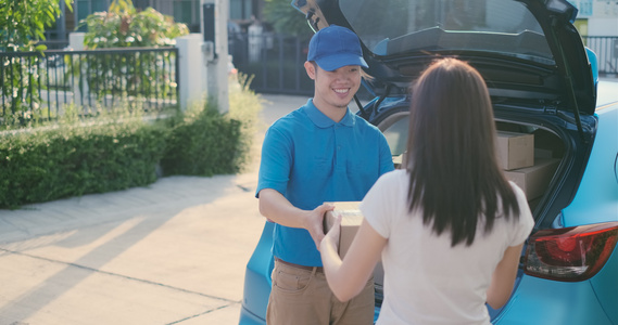 身穿制服的男性将纸板盒包交给家门前接收客户客户当危机视频